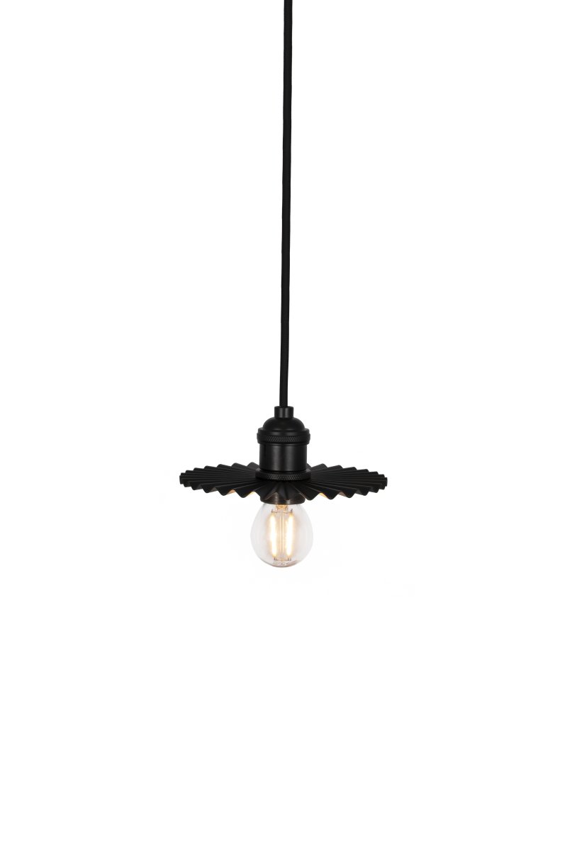 Omega Ø15 Svart vinduslampe Fra Globen Lighting - Omega er en nettinglampe med plissert metallskjerm som fungerer like bra alene i et vindu som i en gruppe over kjøkkenbenken.