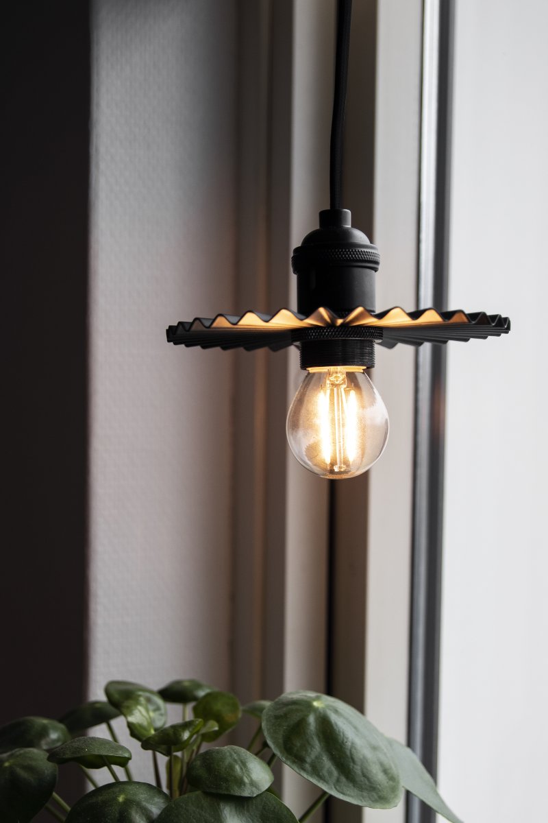 Omega Ø15 Svart vinduslampe Fra Globen Lighting - Omega er en nettinglampe med plissert metallskjerm som fungerer like bra alene i et vindu som i en gruppe over kjøkkenbenken.
