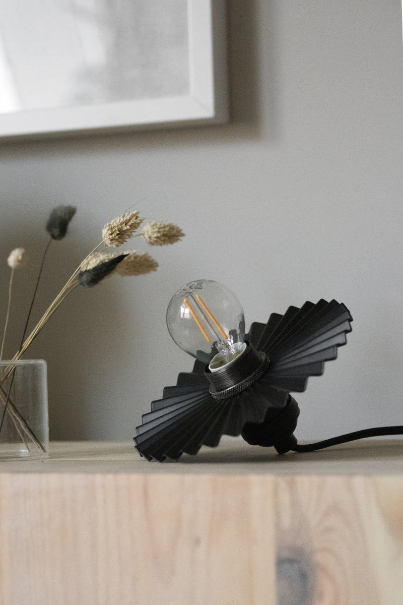 Omega Ø15 Svart vinduslampe Fra Globen Lighting - Omega er en nettinglampe med plissert metallskjerm som fungerer like bra alene i et vindu som i en gruppe over kjøkkenbenken.