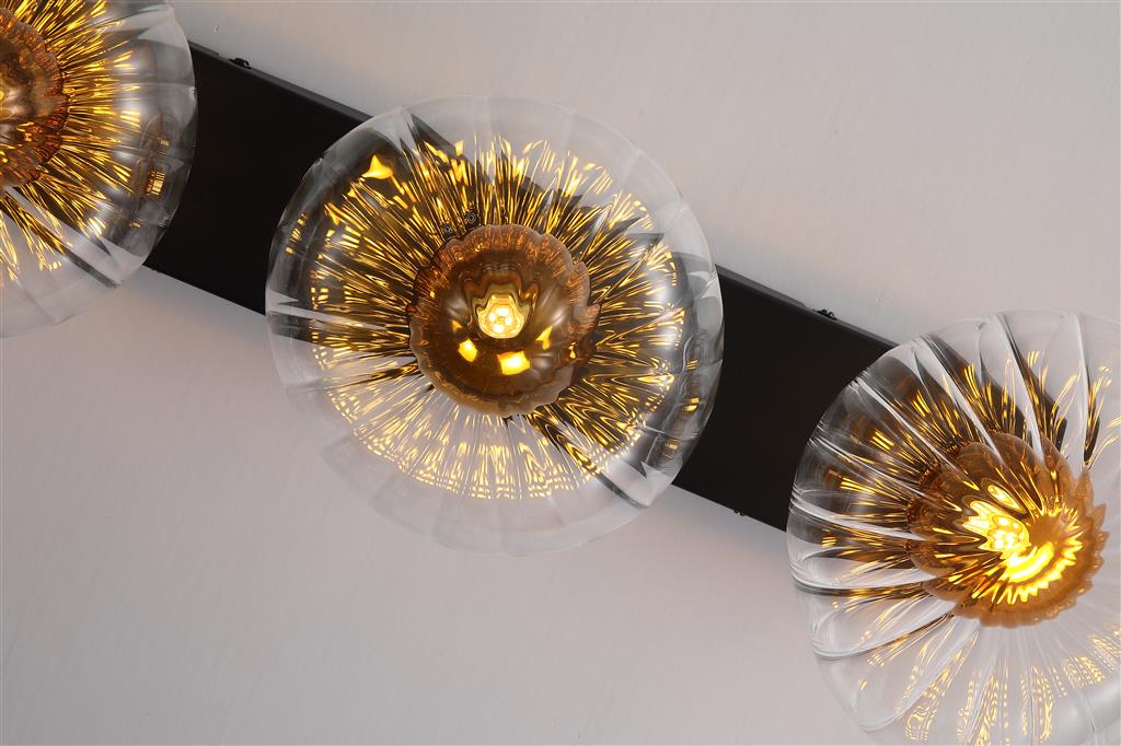 Sunbeam 52cm Gjennomsiktig/svart vegglampe Fra Searchlight - De runde, riflede skjermene i gjennomsiktig glass har en vakker ravfarget kuppel inni som skaper liv og struktur, samtidig som den sprer lyset mykt og behagelig i rommet.