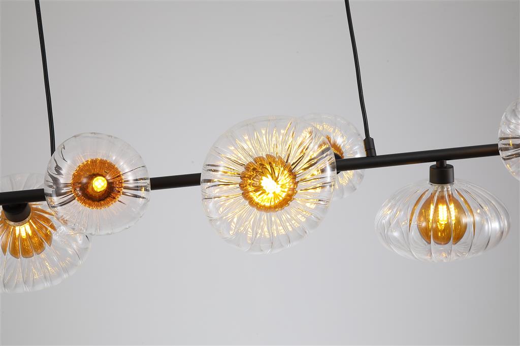 Sunbeam 90cm Gjennomsiktig/svart Taklampe Fra Searchlight - Syv riflede skjermer i gjennomsiktig glass med en varm, ravfarget kuppel inni er plassert langs en matt, svart metallstang, noe som skaper et uttrykksfullt design som kombinerer funksjon og dekorativ kunst.