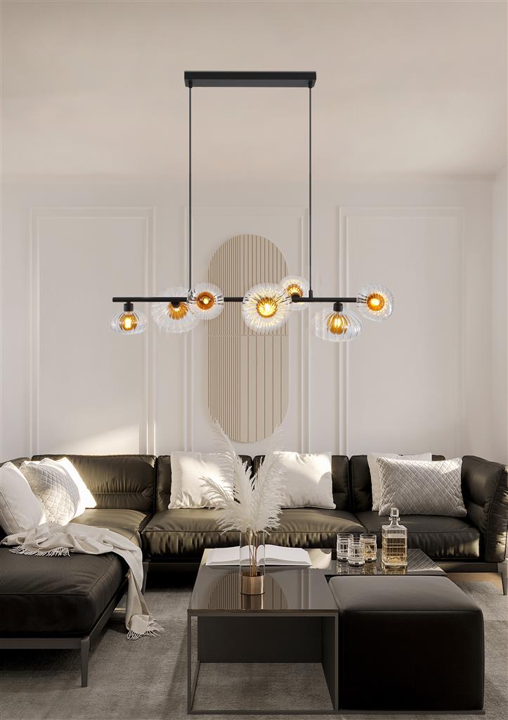 Sunbeam 90cm Gjennomsiktig/svart Taklampe Fra Searchlight - Syv riflede skjermer i gjennomsiktig glass med en varm, ravfarget kuppel inni er plassert langs en matt, svart metallstang, noe som skaper et uttrykksfullt design som kombinerer funksjon og dekorativ kunst.