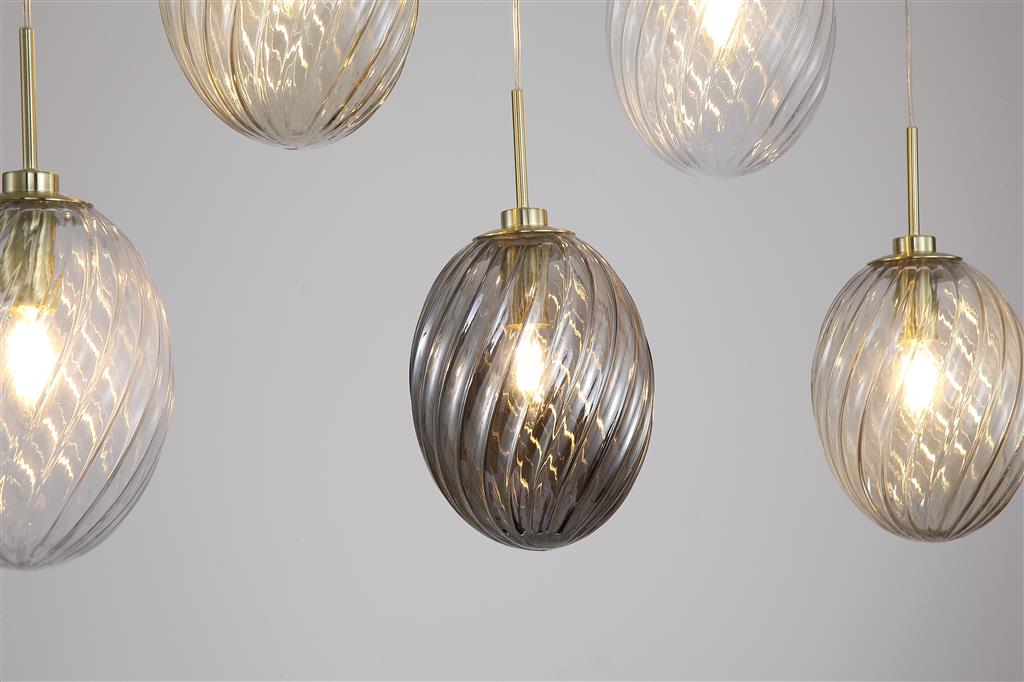 Whirl 92cm Messing Taklampe Fra Searchlight - De virvlende ribbene i glasset skaper struktur og en levende lysfordeling som gir rommet en myk og innbydende atmosfære.