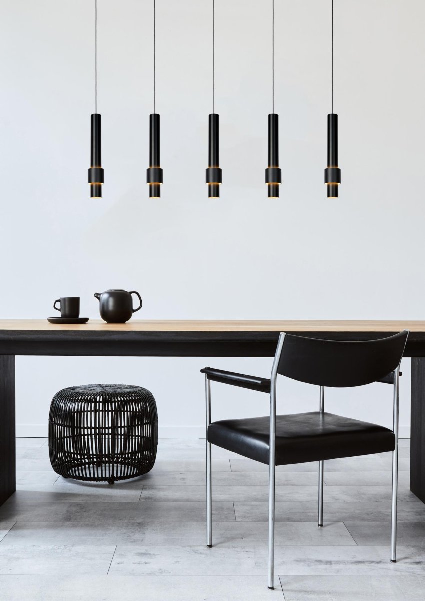 Margary 103cm Svart Taklampe Fra Lucide - Her finner du både en nedovervendt lyskilde i bunnen av sylinderen og en andre integrert LED-lyskilde som vikler seg rundt den elegante stangen, omgitt av en andre sylinder.