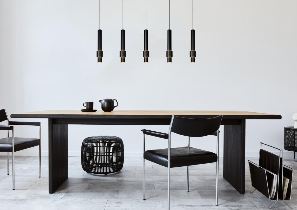 Margary 103cm Svart Taklampe Fra Lucide - Her finner du både en nedovervendt lyskilde i bunnen av sylinderen og en andre integrert LED-lyskilde som vikler seg rundt den elegante stangen, omgitt av en andre sylinder.