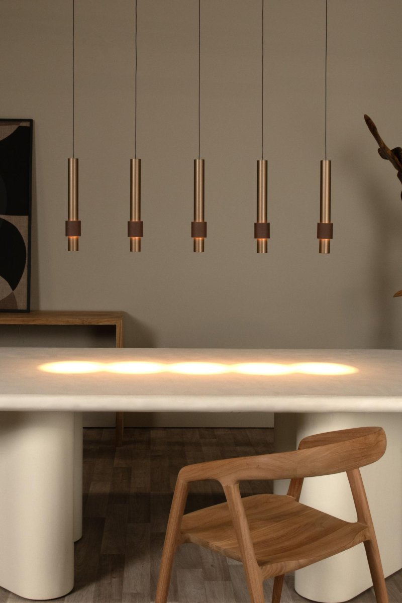 Margary 103cm Kaffe Taklampe Fra Lucide - Her finner du både en nedovervendt lyskilde i bunnen av sylinderen og en andre integrert LED-lyskilde som vikler seg rundt den elegante stangen, omgitt av en andre sylinder.
