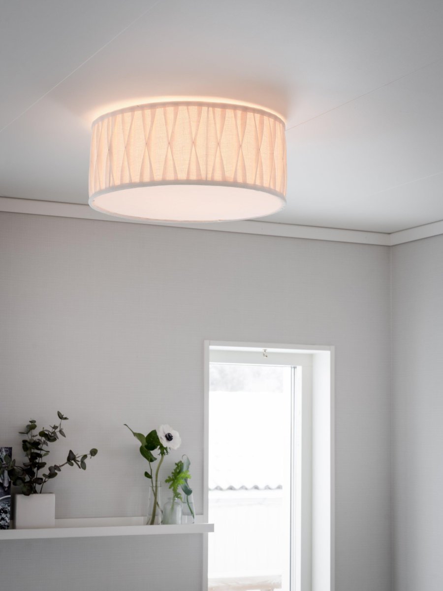 Plissé Ø45 Hvit plafond Fra PR Home - Plissé er en stilig taklampe som kombinerer moderne design med en myk og koselig følelse.