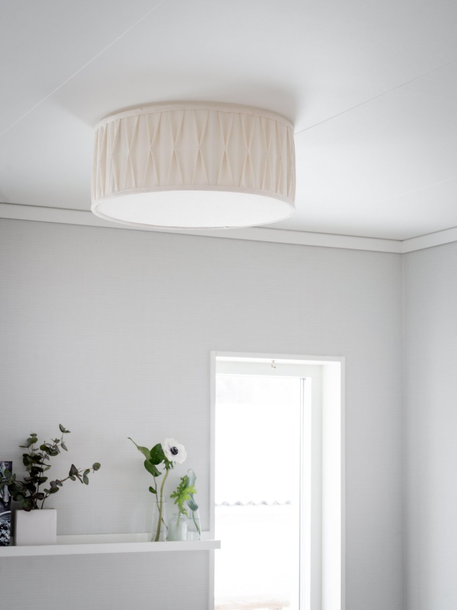 Plissé Ø45 Hvit plafond Fra PR Home - Plissé er en stilig taklampe som kombinerer moderne design med en myk og koselig følelse.