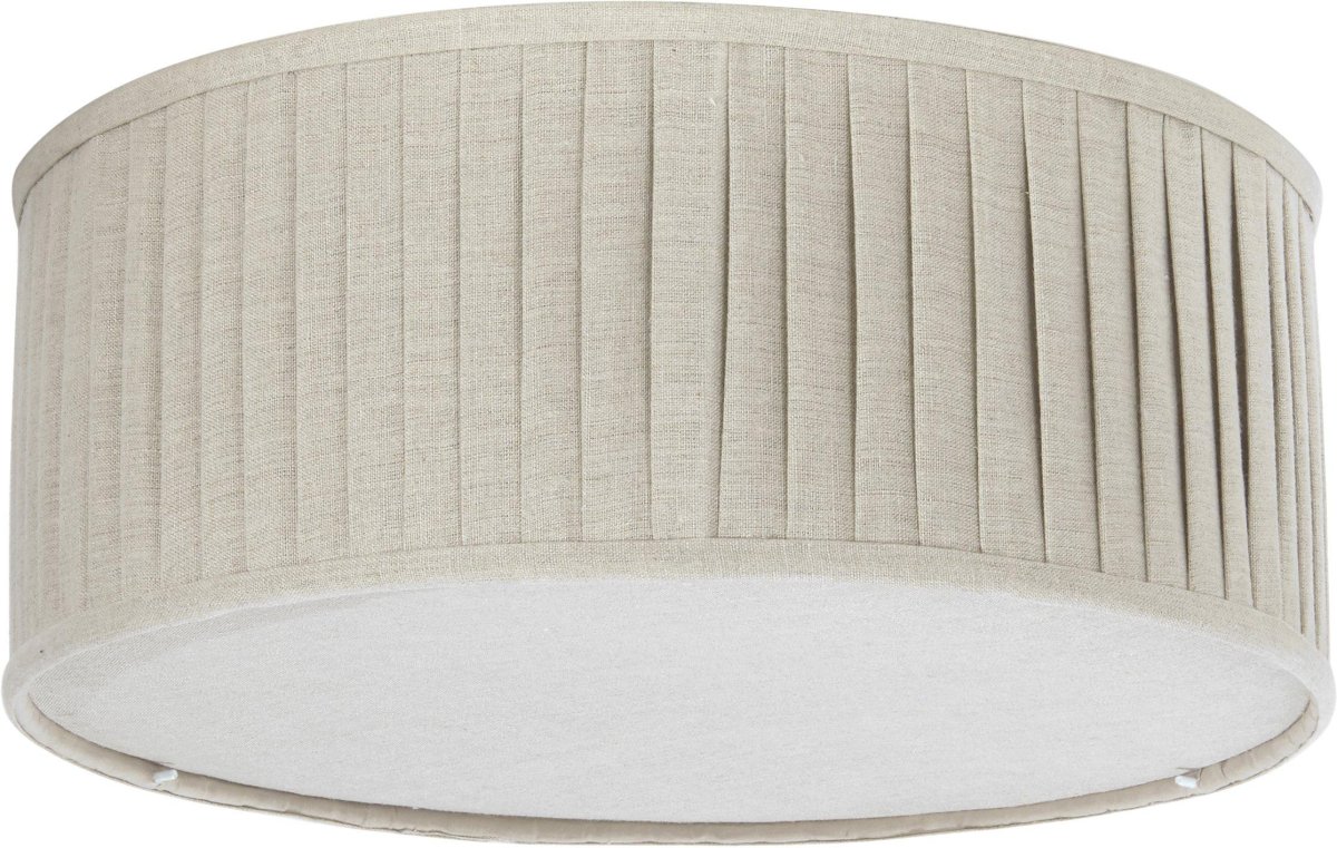 Plissé Ø45 Beige plafond Fra PR Home - Lampen er utstyrt med blendbeskyttelse nederst for et jevnt og behagelig lys uten gjenskinn.