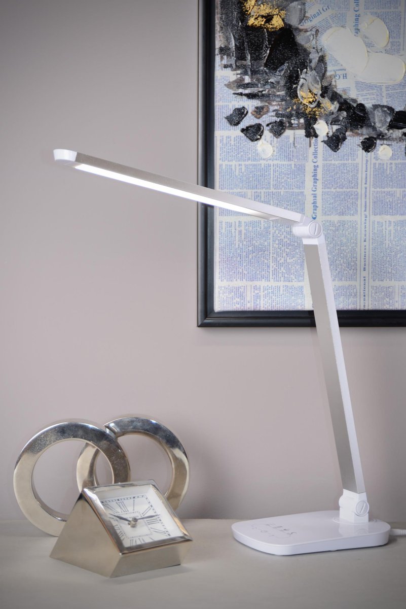 Vario Led 42cm Hvit skrivebordslampe Fra Lucide - Den innebygde LED-lyskilden justeres fra 2700 K til 6500 K for å skape den rette atmosfæren for studier eller jobb.