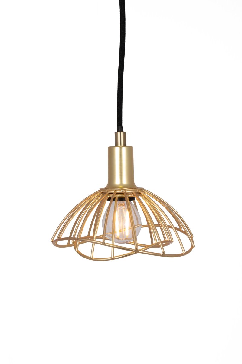 Ray Ø16 Børstet messing Taklampe Fra Globen Lighting - Ray taklampe med sin b&oslash;lgende metallskjerm i matt sort er en liten og pen lampe som er like vakker i sin enkelhet alene i et vindu, spesielt; som &aring; lage en klynge med flere stykker i f.