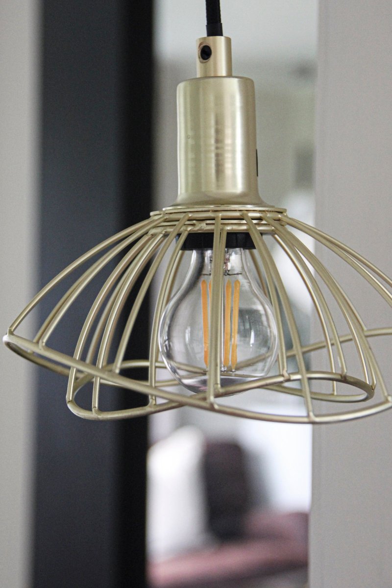 Ray Ø16 Børstet messing Taklampe Fra Globen Lighting - Ray taklampe med sin b&oslash;lgende metallskjerm i matt sort er en liten og pen lampe som er like vakker i sin enkelhet alene i et vindu, spesielt; som &aring; lage en klynge med flere stykker i f.