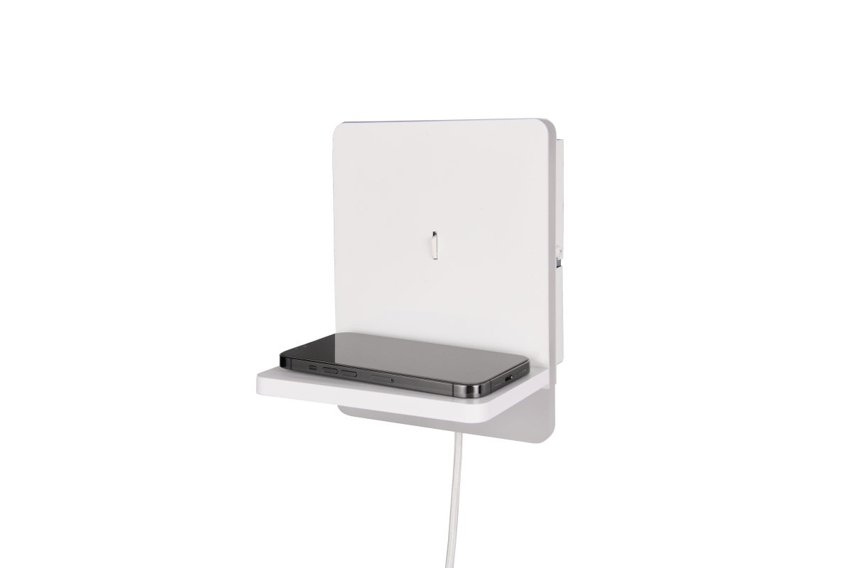 Fairfield 20cm Hvit vegglampe Fra Trio Lighting - Den integrerte induktive ladestasjonen gjør det enkelt å lade kompatible smarttelefoner, og den har også USB- og USB-C-porter.