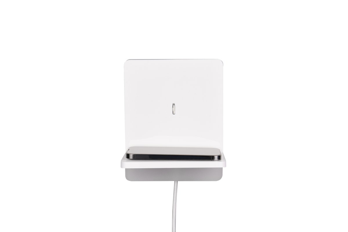 Fairfield 20cm Hvit vegglampe Fra Trio Lighting - Den integrerte induktive ladestasjonen gjør det enkelt å lade kompatible smarttelefoner, og den har også USB- og USB-C-porter.