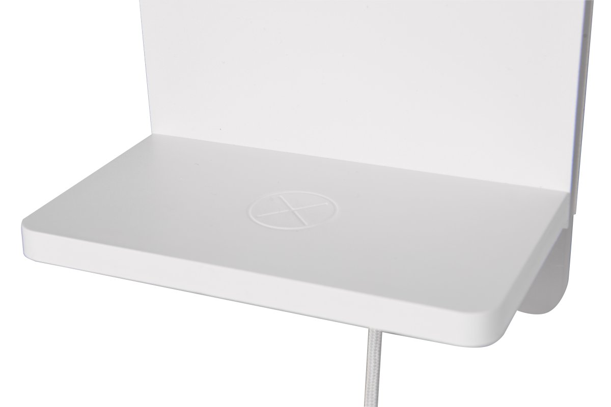Fairfield 20cm Hvit vegglampe Fra Trio Lighting - Den integrerte induktive ladestasjonen gjør det enkelt å lade kompatible smarttelefoner, og den har også USB- og USB-C-porter.
