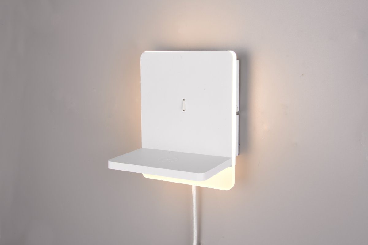 Fairfield 20cm Hvit vegglampe Fra Trio Lighting - Den integrerte induktive ladestasjonen gjør det enkelt å lade kompatible smarttelefoner, og den har også USB- og USB-C-porter.