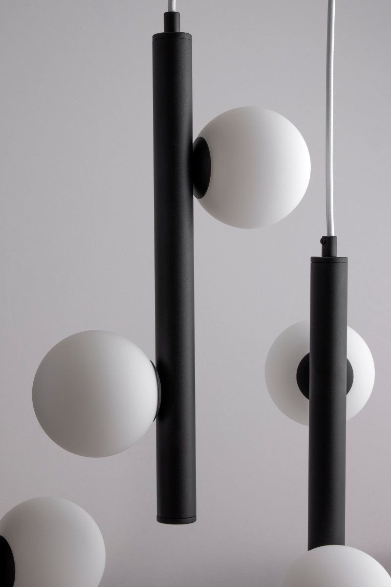 Pearl Ø35 Svart Taklampe Fra Globen Lighting - Kablene er laget av hvit tekstil og er 120 cm lange, takkoppen er laget av matt sort pulverlakkert metall, kronetilkobling for taktilkobling medf&oslash;lger ikke.