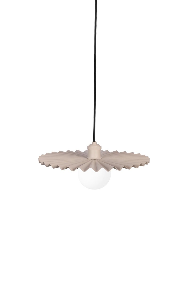 Omega Ø35 Søle Taklampe Fra Globen Lighting - Omega-anhenget tar ledelsen og skiller seg ut i et rom med sin foldede og beigefargede metallskjerm.