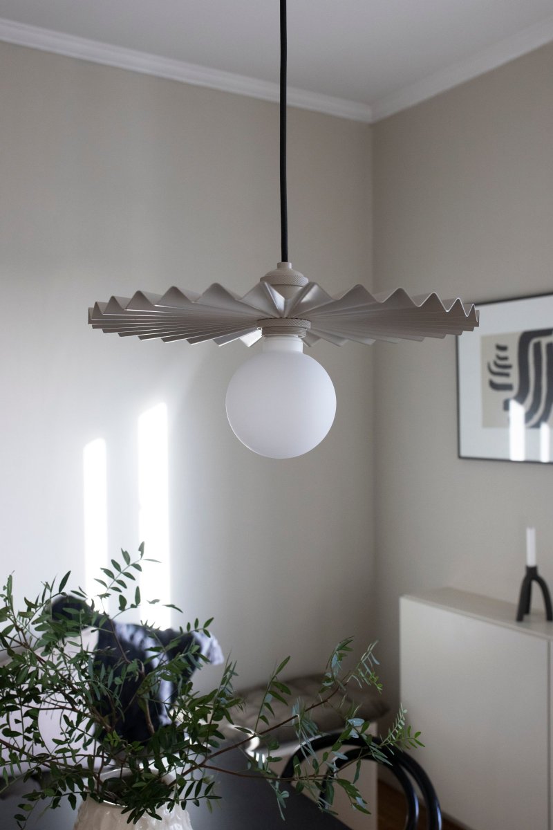 Omega Ø35 Søle Taklampe Fra Globen Lighting - Omega-anhenget tar ledelsen og skiller seg ut i et rom med sin foldede og beigefargede metallskjerm.