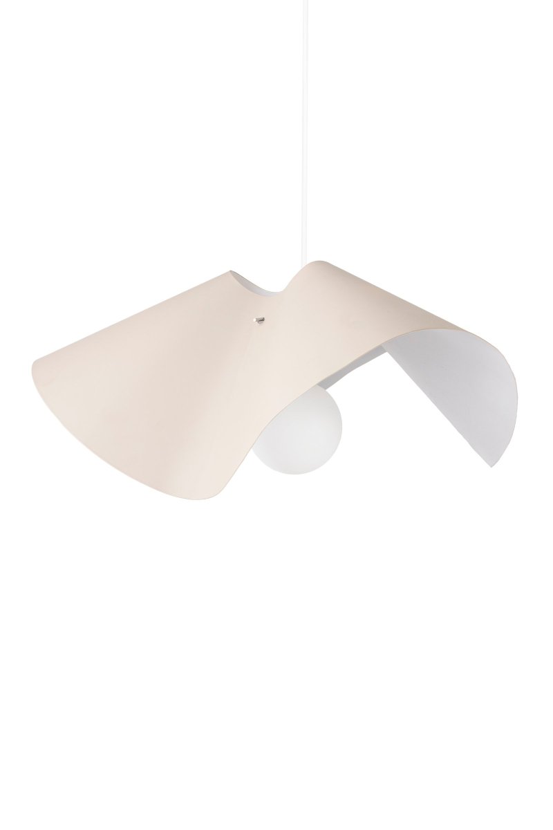 Volang Ø50 Søle Taklampe Fra Globen Lighting - Utsiden av lampeskjermen er lakkert i en varm grå; skjerm mens innsiden og lampeskjermen er malt hvit, dette skaper en myk kontrast og bidrar til å spre lyset på en fin måte.