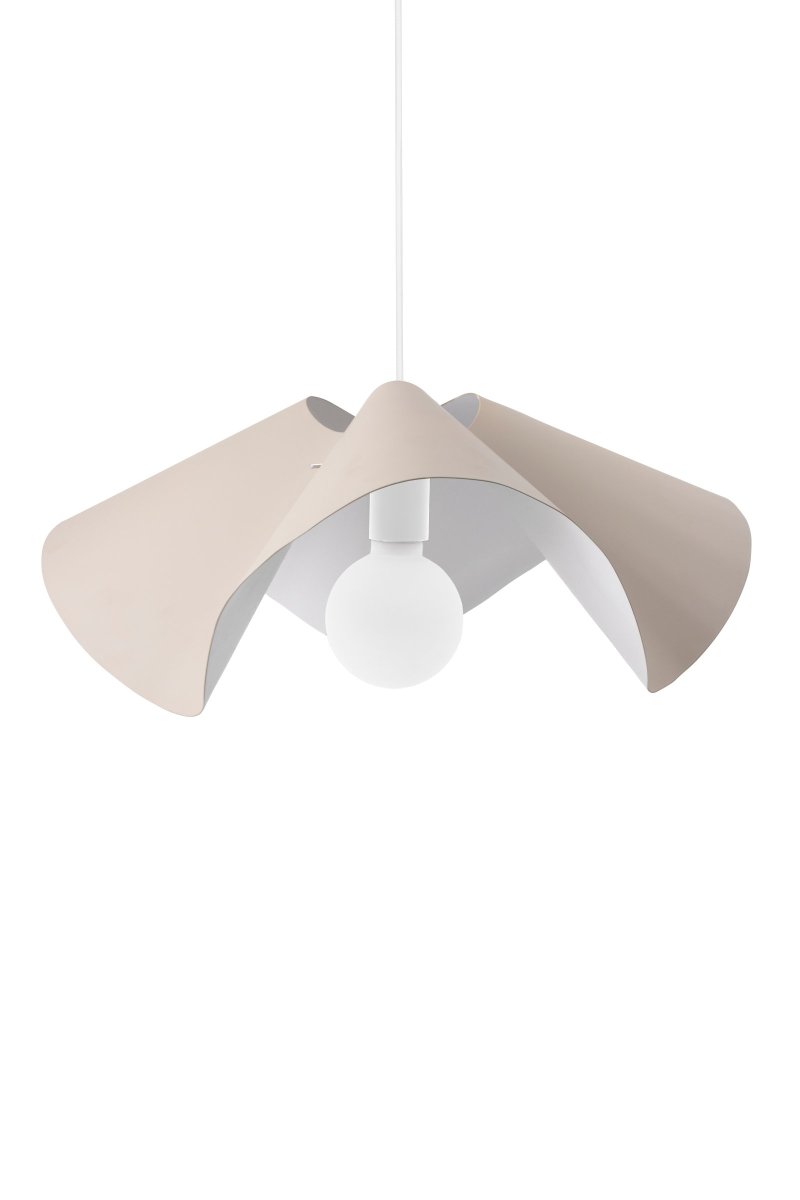 Volang Ø50 Søle Taklampe Fra Globen Lighting - Utsiden av lampeskjermen er lakkert i en varm grå; skjerm mens innsiden og lampeskjermen er malt hvit, dette skaper en myk kontrast og bidrar til å spre lyset på en fin måte.
