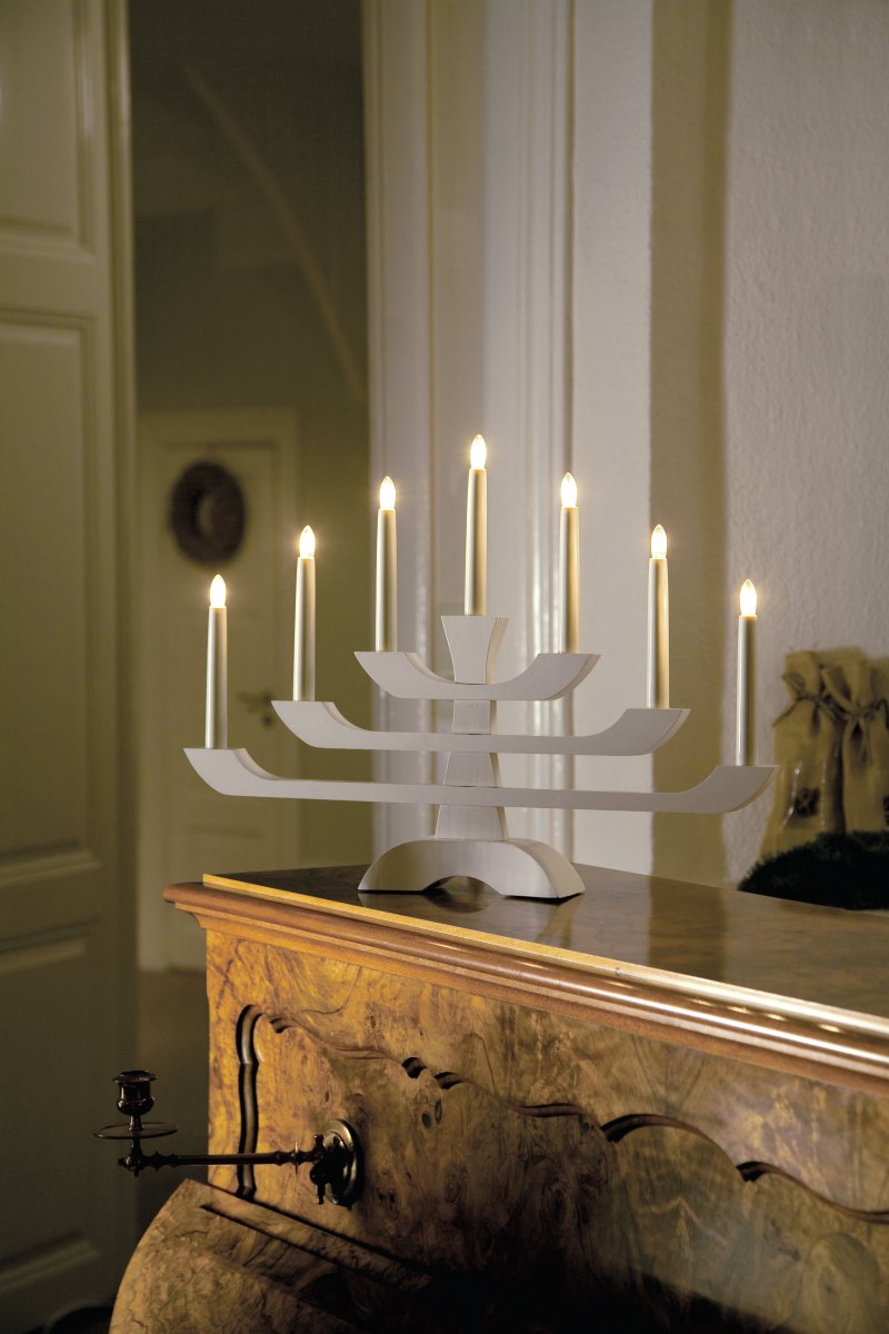 Candelabra 7 Lights Hvit Fra Konstsmide - Med sine tre stilige niv&aring;er og syv varmhvite lys, kombinerer den klassisk sjarm med moderne design.