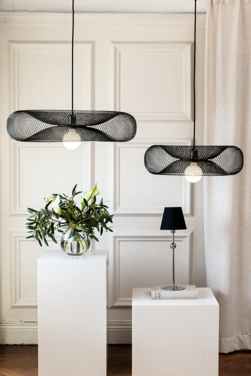 Torus Ø65 Svart Taklampe Fra Globen Lighting - Torus &auml;r en luftig och mjuk pendel tillverkad av galvaniserat svart metalln&auml;t.