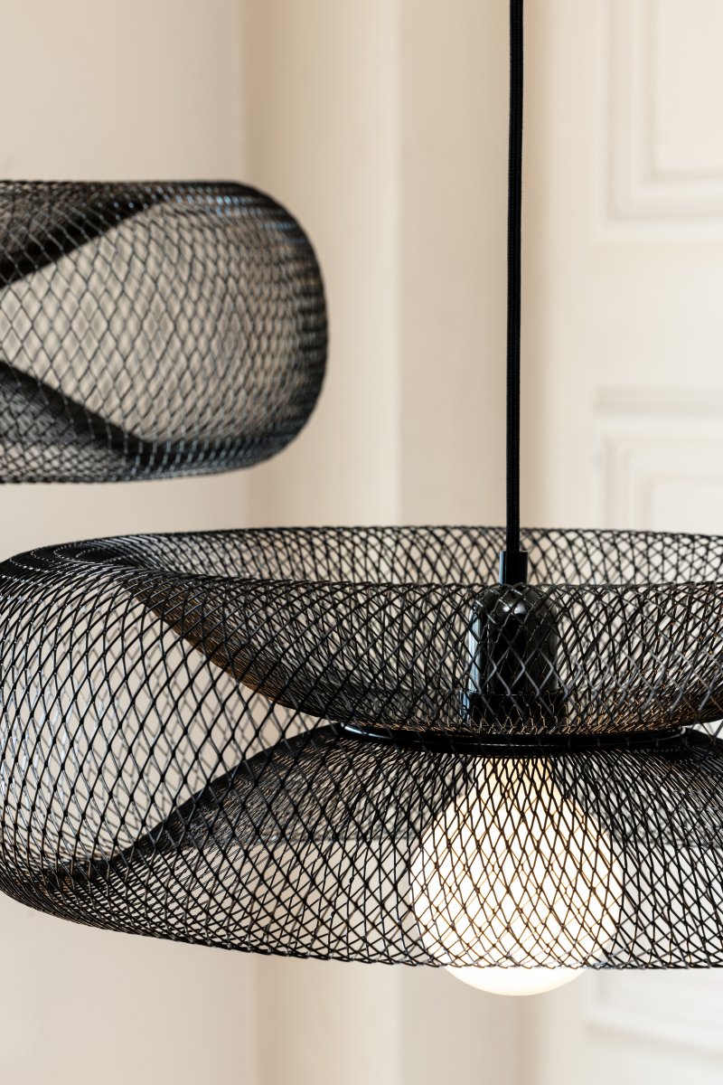 Torus Ø65 Svart Taklampe Fra Globen Lighting - Torus &auml;r en luftig och mjuk pendel tillverkad av galvaniserat svart metalln&auml;t.