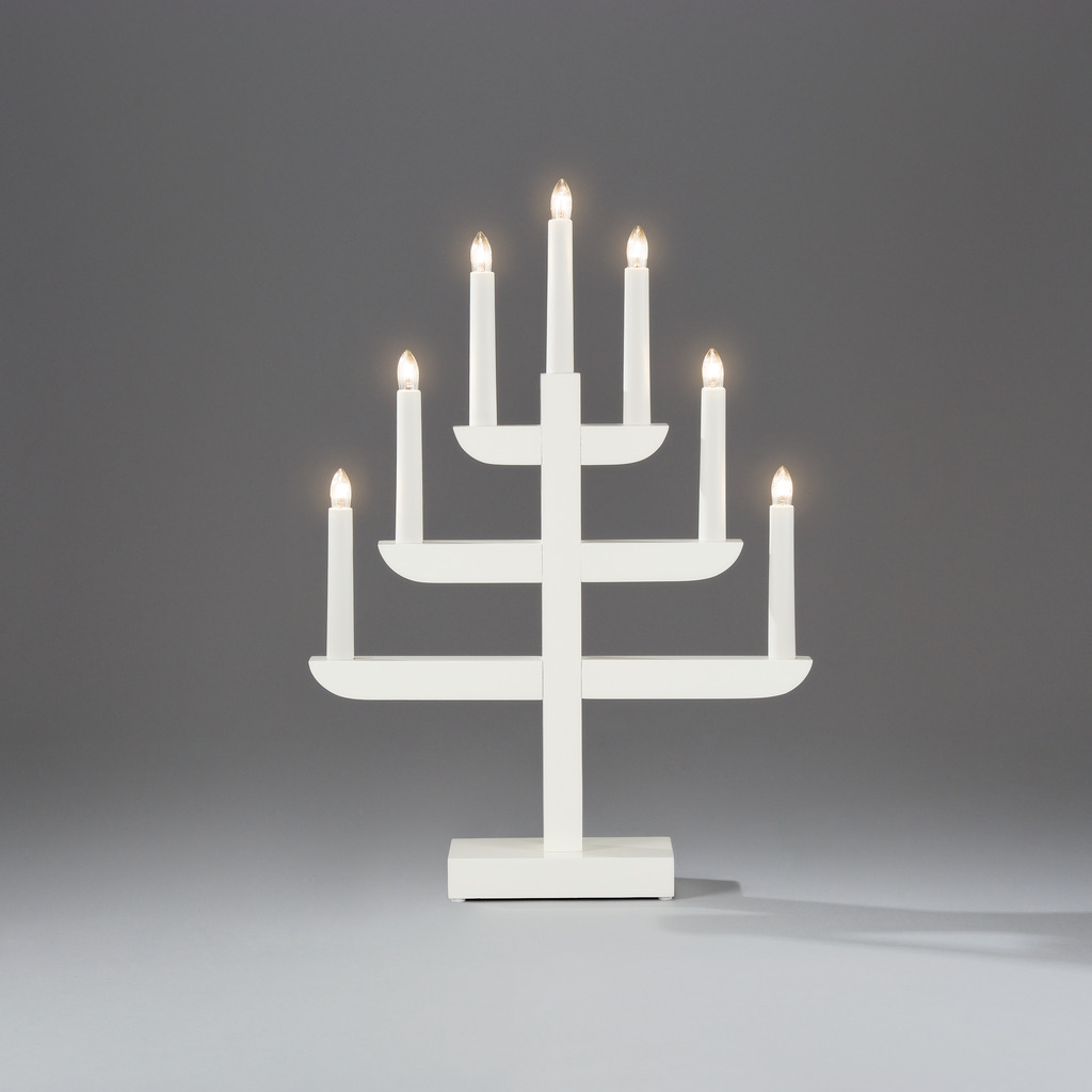 Candelabra 7 Lights Hvit Fra Konstsmide - Med sine tre stilige niv&aring;er og syv varmhvite lys, kombinerer den klassisk sjarm med moderne design.