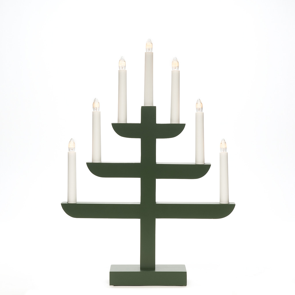 Candelabra 7 Lights Mørk grønn Fra Konstsmide - Med sine tre stilige niv&aring;er og syv varmhvite lys, kombinerer den klassisk sjarm med moderne design.