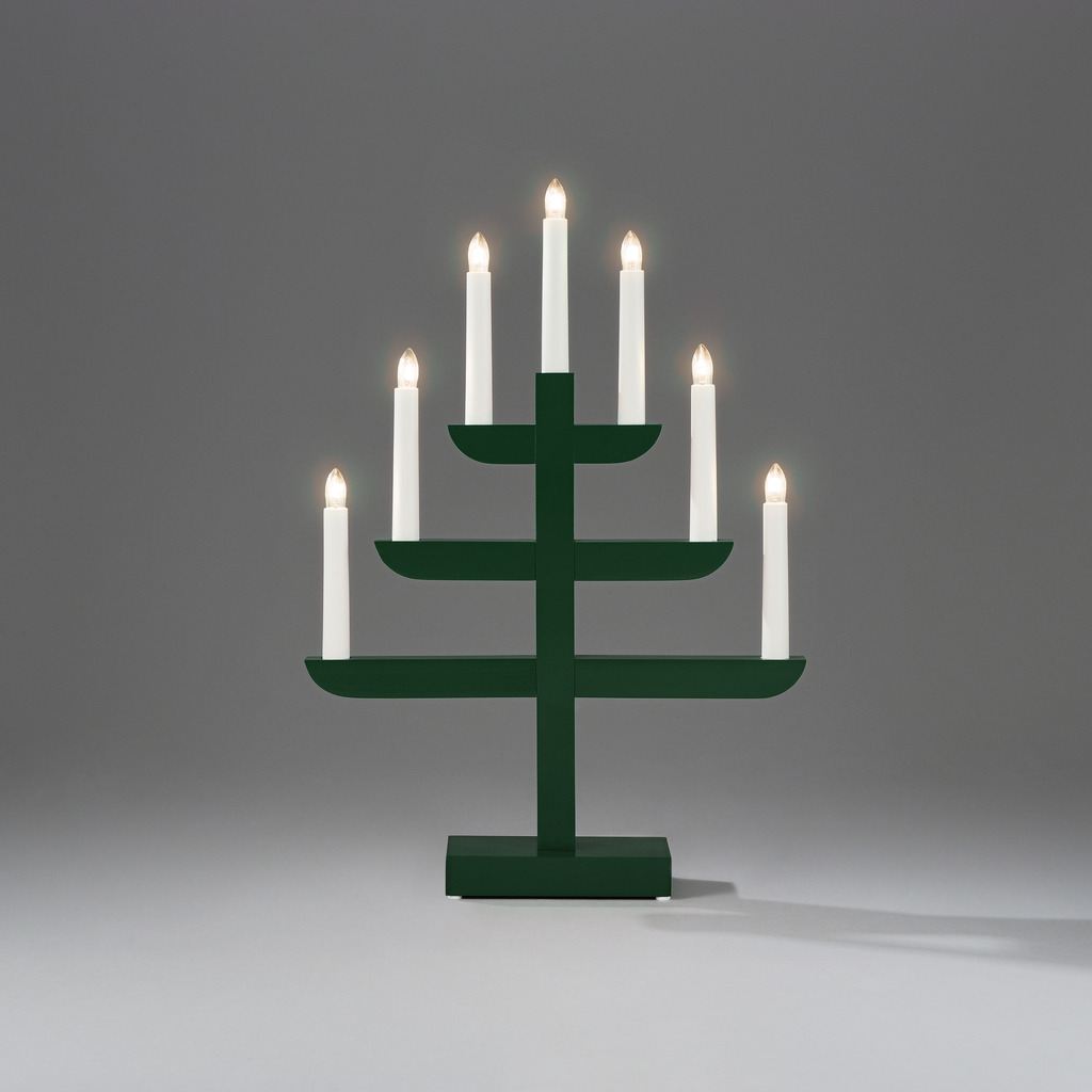 Candelabra 7 Lights Mørk grønn Fra Konstsmide - Med sine tre stilige niv&aring;er og syv varmhvite lys, kombinerer den klassisk sjarm med moderne design.