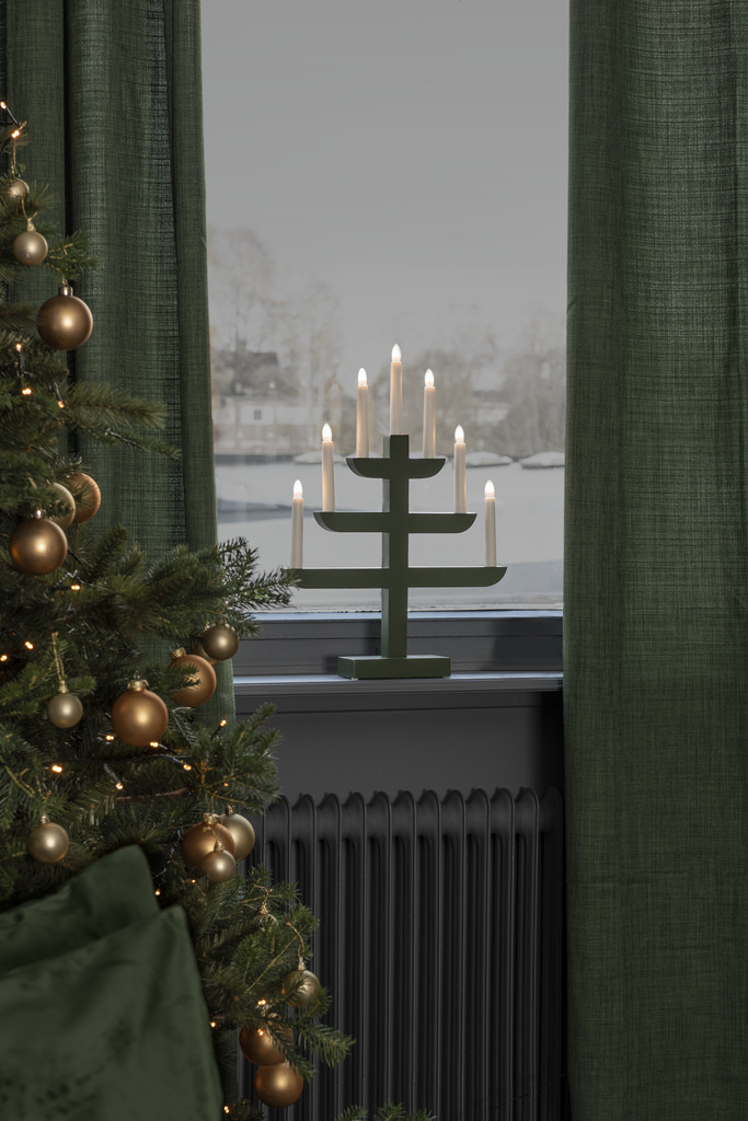 Candelabra 7 Lights Mørk grønn Fra Konstsmide - Med sine tre stilige niv&aring;er og syv varmhvite lys, kombinerer den klassisk sjarm med moderne design.