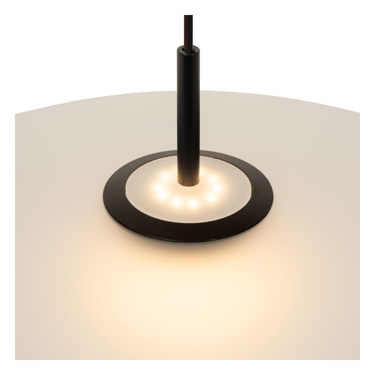 Menga Ø60 Opal Taklampe Fra Lucide - Denne originale pendellampen, laget av satengmatt glass av h&oslash;y kvalitet, har en innebygd linse som gir b&aring;de et klart lys nedover og en myk gl&oslash;d.