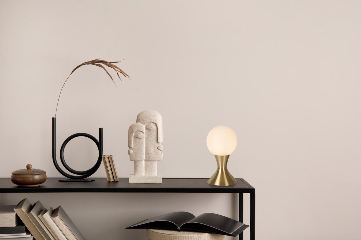 Moya 22cm Matt gull/messing bordlampe Fra Lucide - Den er stilig retro og ekstremt elegant &ndash; en bordlampe som garantert blir en suksess.
