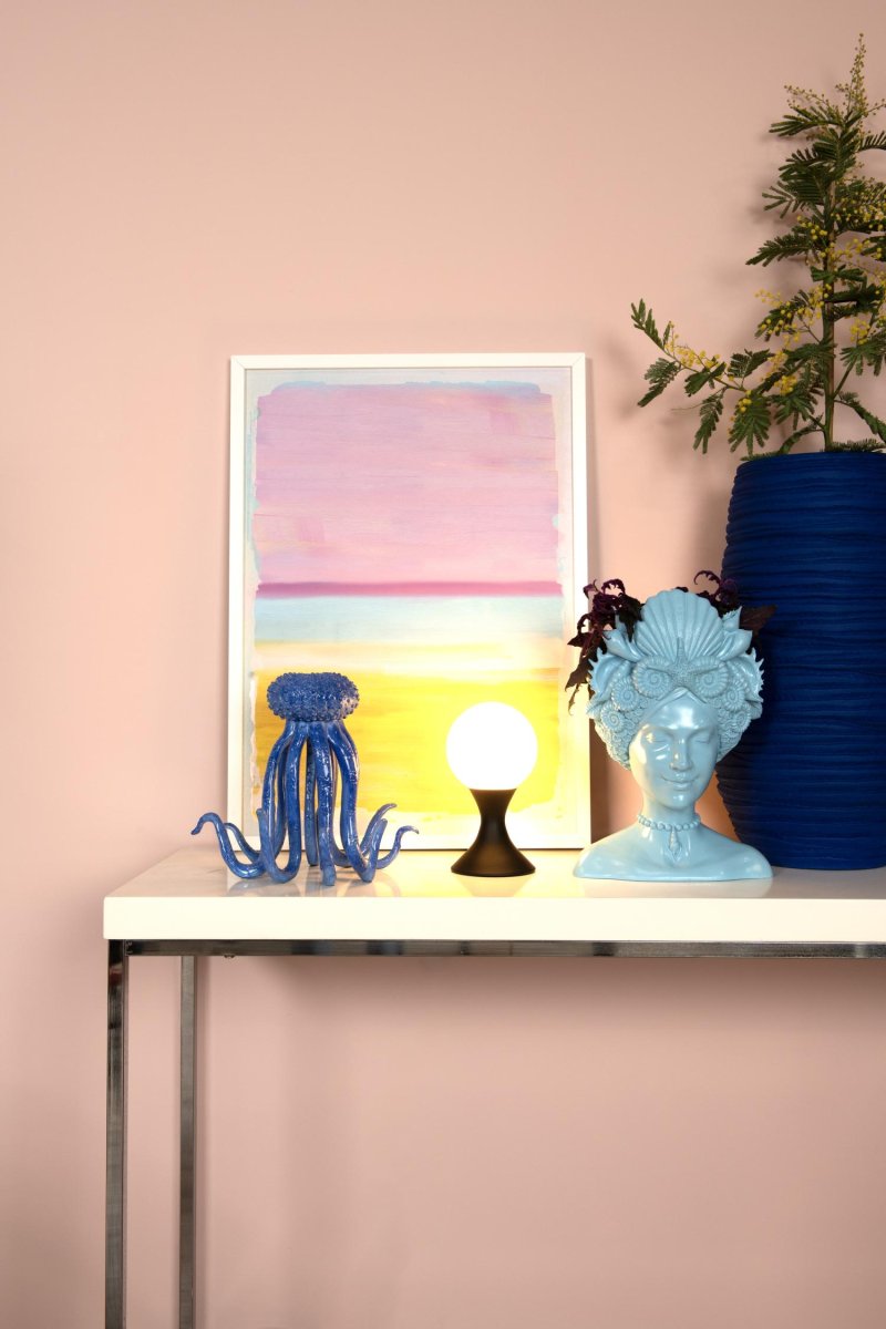 Moya 22cm Svart bordlampe Fra Lucide - Den er stilig retro og ekstremt elegant &ndash; en bordlampe som garantert blir en suksess.