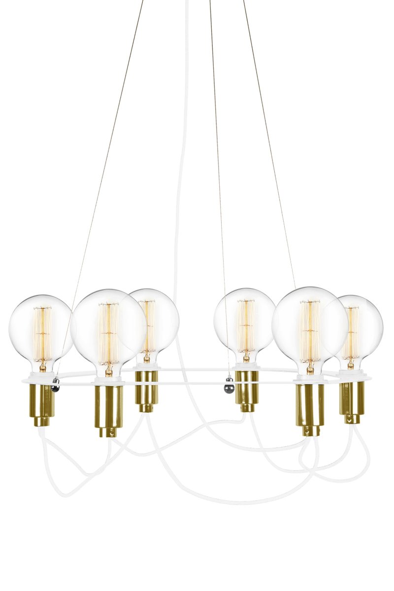 Cables Ø60 Hvit Taklampe Fra Globen Lighting - Taklysekrone med skinnende messing hengende fra en mattlakkert sirkul&aelig;r hvit metallring.