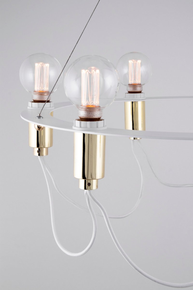Cables Ø60 Hvit Taklampe Fra Globen Lighting - Taklysekrone med skinnende messing hengende fra en mattlakkert sirkul&aelig;r hvit metallring.