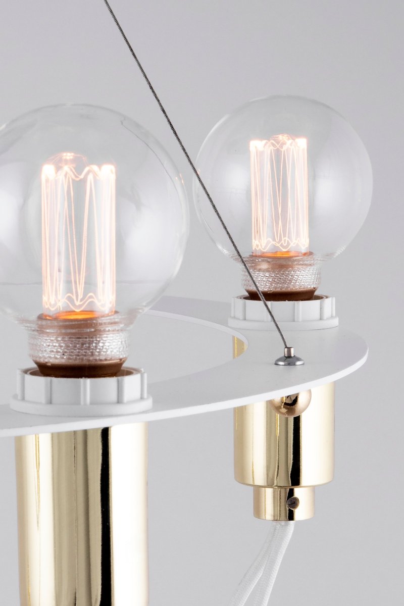 Cables Ø60 Hvit Taklampe Fra Globen Lighting - Taklysekrone med skinnende messing hengende fra en mattlakkert sirkul&aelig;r hvit metallring.