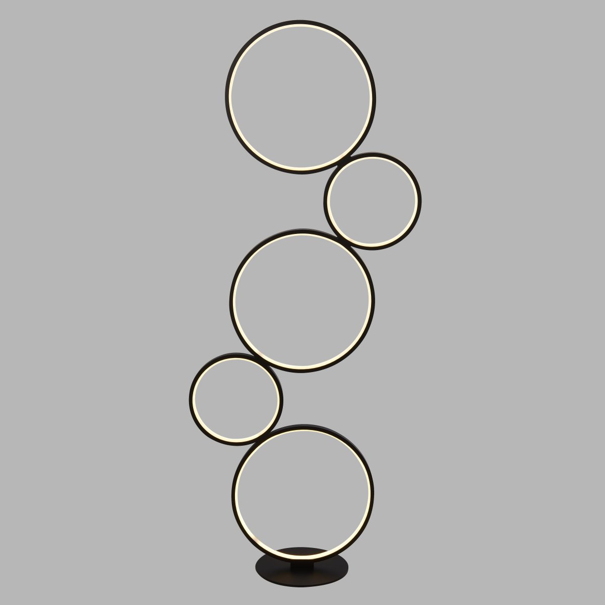 Cirque Svart gulvlampe Fra Searchlight - De fem stilige, lysende ringene i ulike st&oslash;rrelser gir et dynamisk og lekent uttrykk som forvandler hvert rom til en designopplevelse.