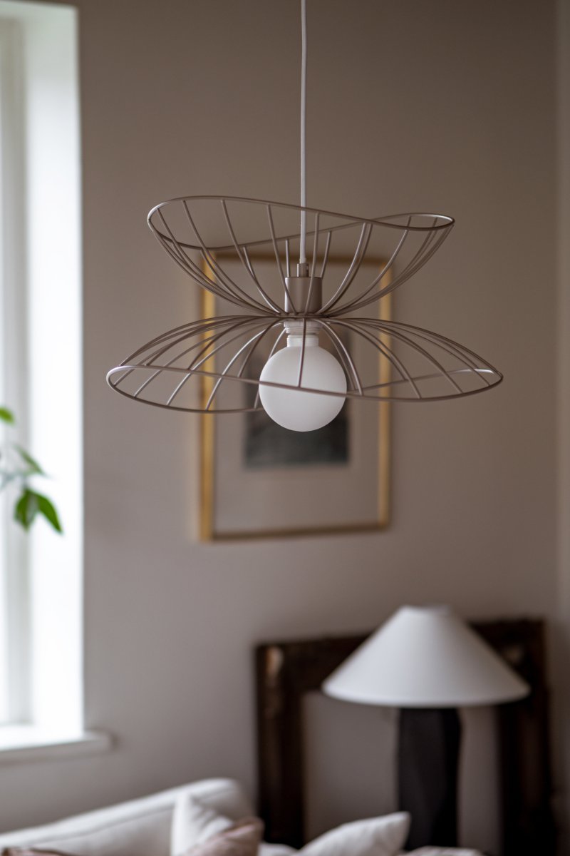 Ray Ø45 Beige Taklampe Fra Globen Lighting - Ray er en metallpendel med en organisk, mykt b&oslash;lgende form.