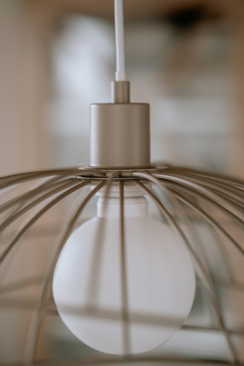 Ray Ø45 Beige Taklampe Fra Globen Lighting - Ray er en metallpendel med en organisk, mykt b&oslash;lgende form.
