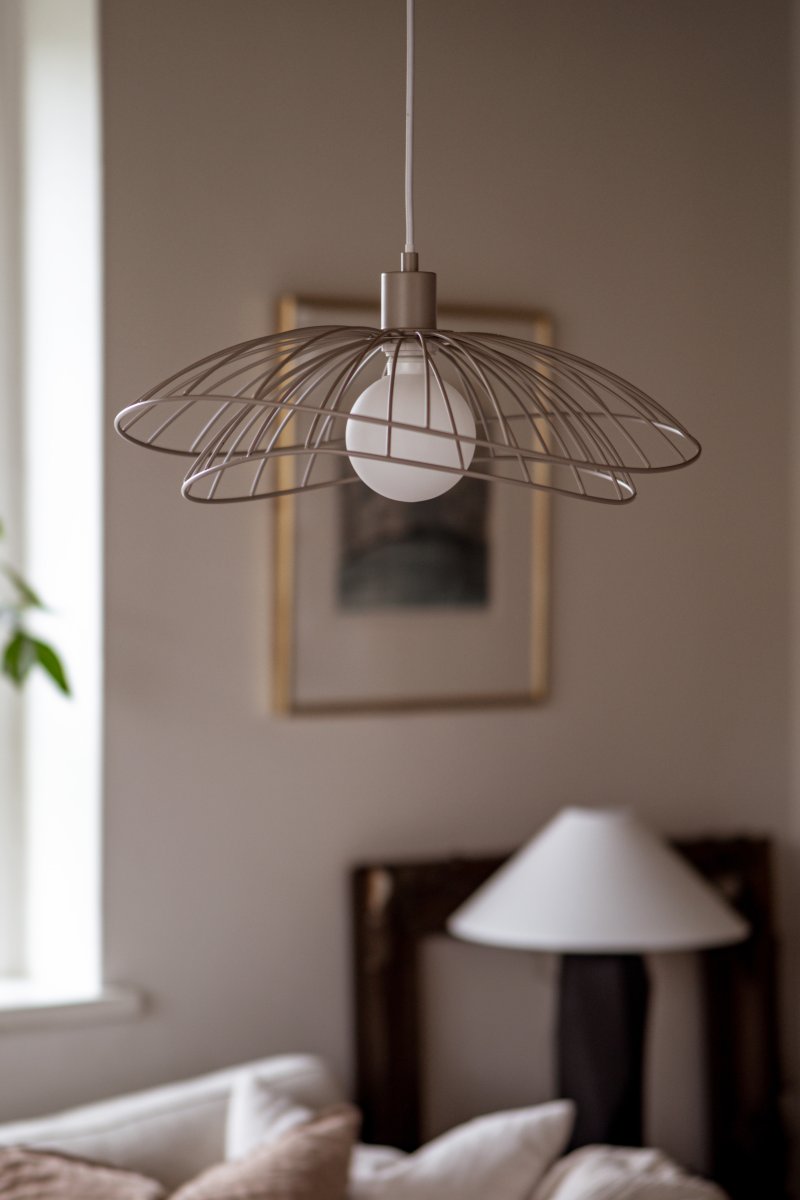 Ray Ø45 Beige Taklampe Fra Globen Lighting - Ray er en metallpendel med en organisk, mykt b&oslash;lgende form.