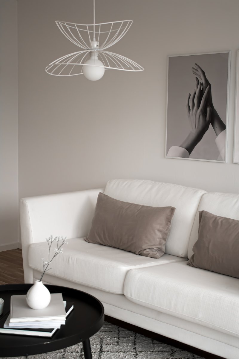 Ray Ø45 Hvit Taklampe Fra Globen Lighting - Ray er en metallpendel med en organisk, mykt b&oslash;lgende form.