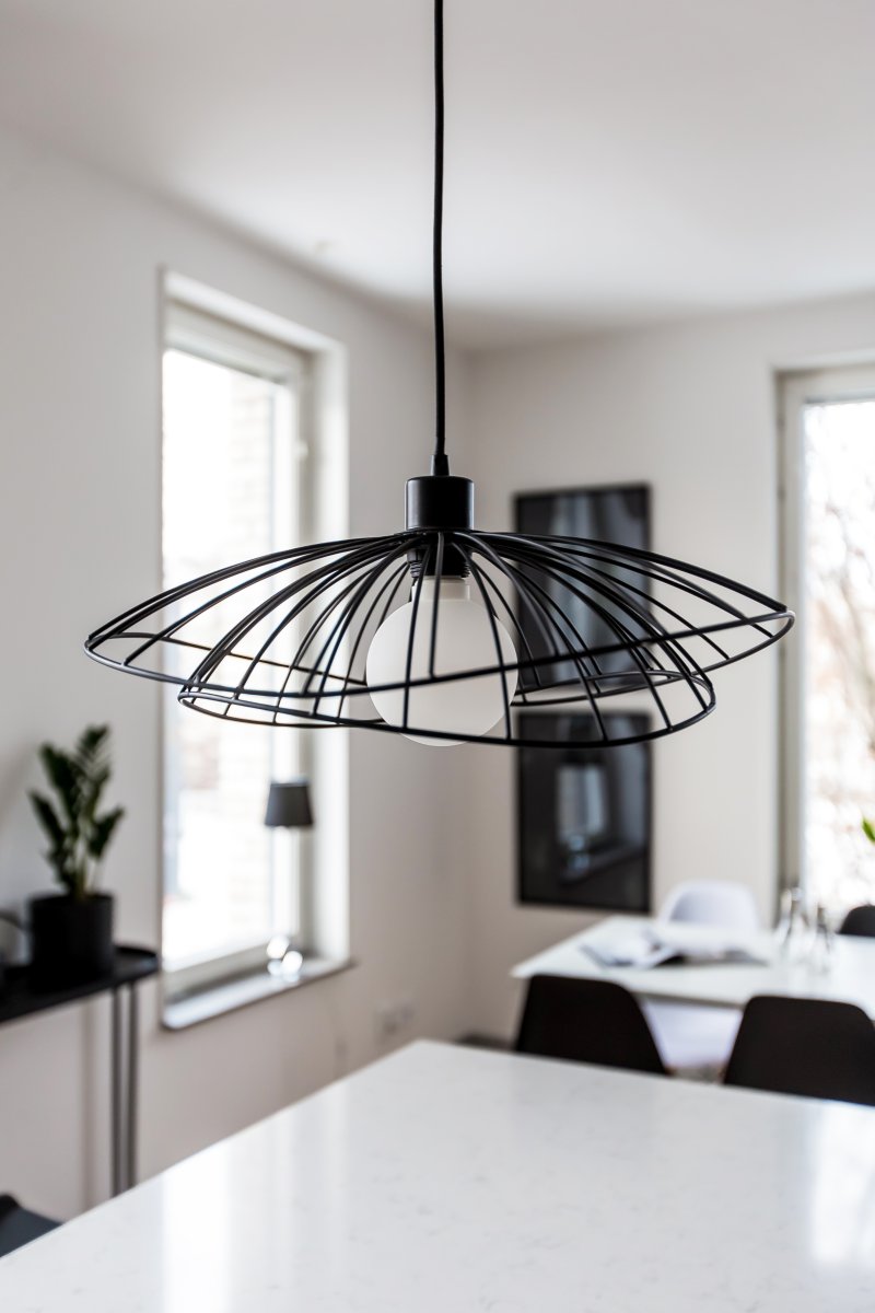 Ray Ø45 Svart Taklampe Fra Globen Lighting - Ray er en metallpendel med en organisk, mykt b&oslash;lgende form.