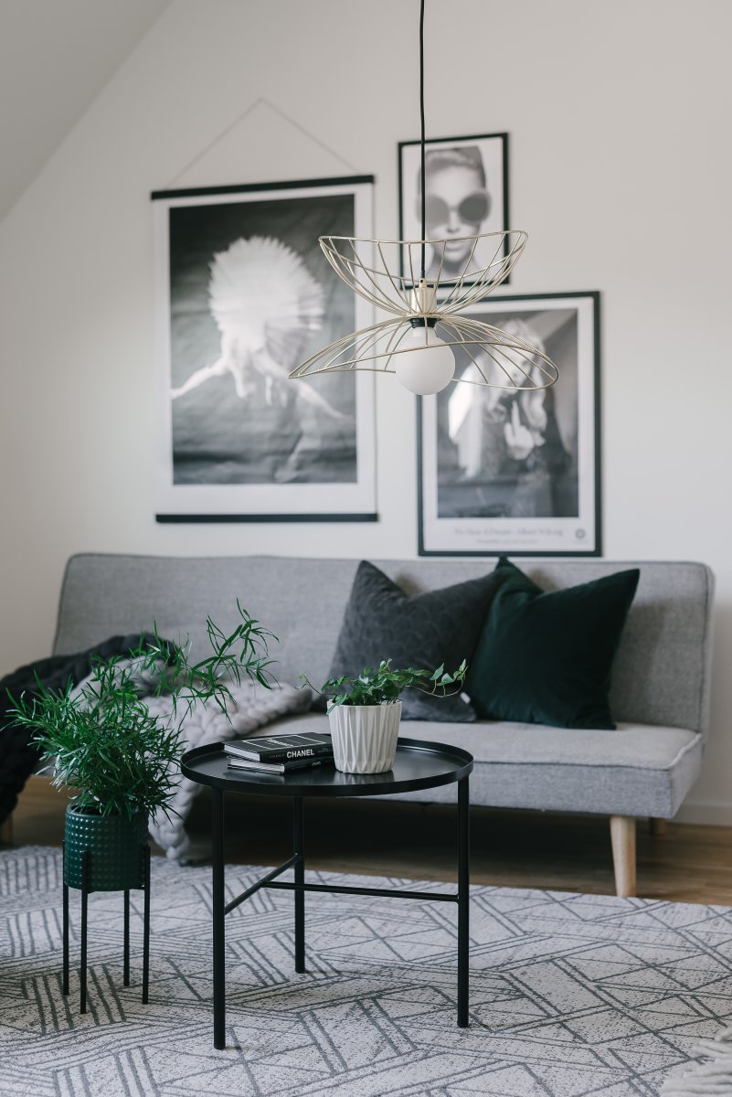 Ray Ø45 Børstet messing Taklampe Fra Globen Lighting - Ray er en metallpendel med en organisk, mykt bølgende form.