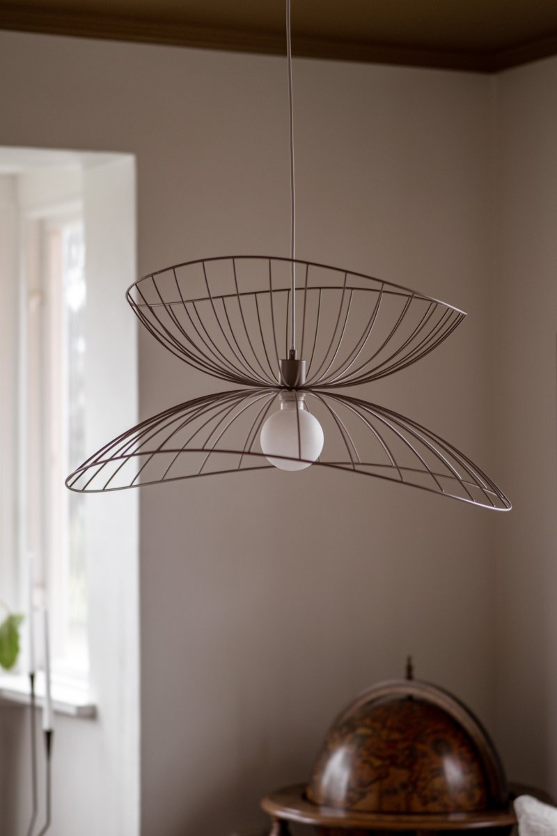 Ray Ø70 Beige Taklampe Fra Globen Lighting - Ray er en metallpendel med en organisk, mykt bølgende form.