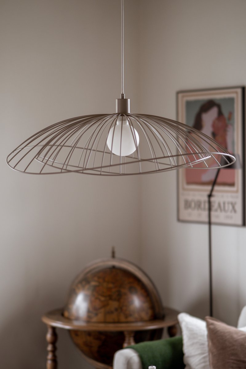 Ray Ø70 Beige Taklampe Fra Globen Lighting - Ray er en metallpendel med en organisk, mykt bølgende form.
