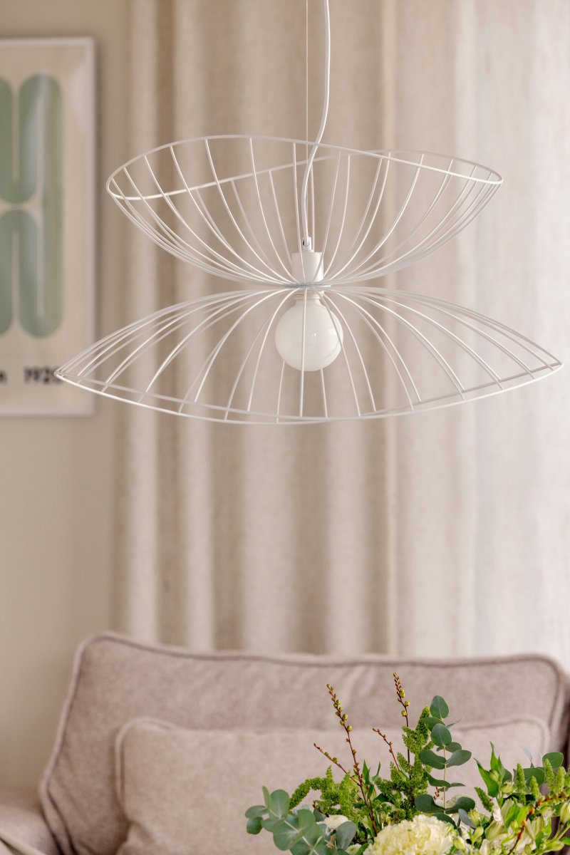 Ray Ø70 Hvit Taklampe Fra Globen Lighting - Ray er en metallpendel med en organisk, mykt bølgende form.