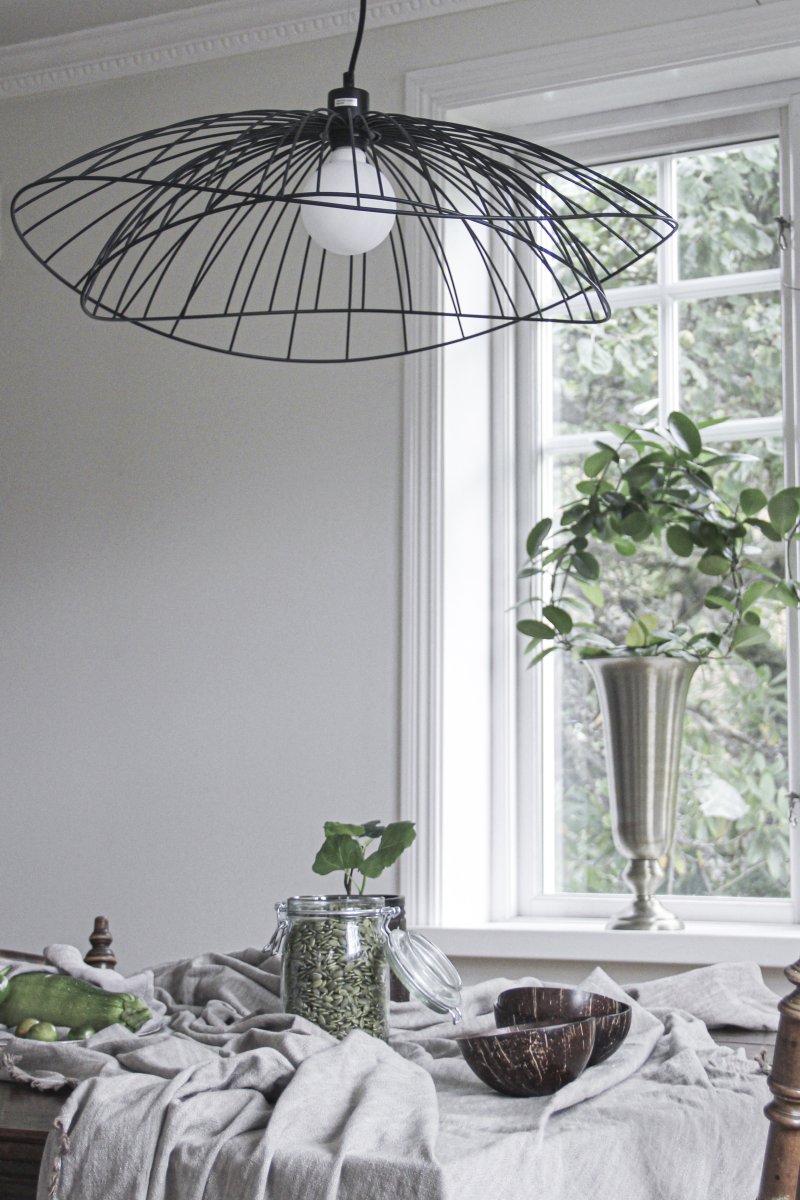 Ray Ø70 Svart Taklampe Fra Globen Lighting - Ray er en metallpendel med en organisk, mykt bølgende form.