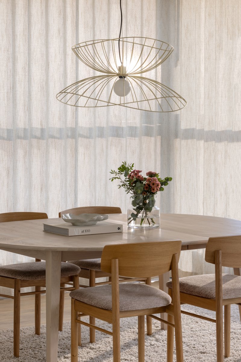 Ray Ø70 Børstet messing Taklampe Fra Globen Lighting - Ray er en metallpendel med en organisk, mykt bølgende form.